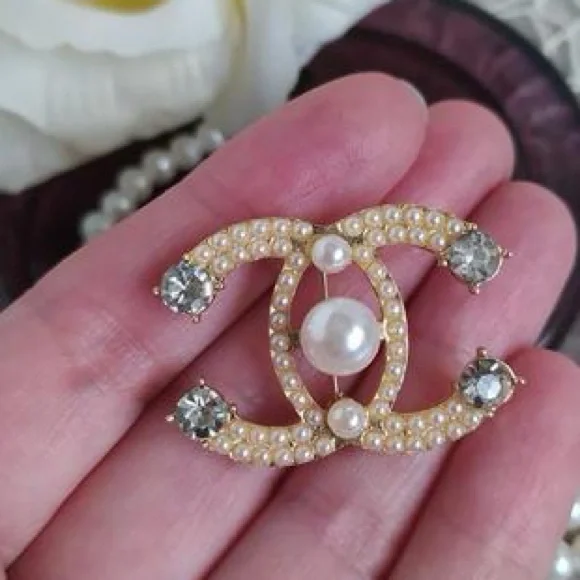 Elegant 3-Tiered Pearl Women's Brooch - Picture 2 of 2